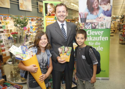 Foto Umweltminister Niki Berlakovich mit Kindern
